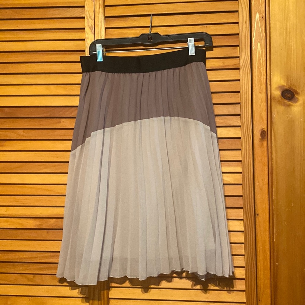 Very nice pleading skirt rubber around the waist